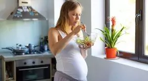 women-eating-organic-lunch